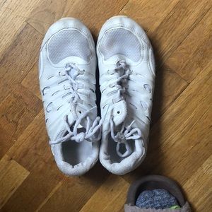 Cheer shoes